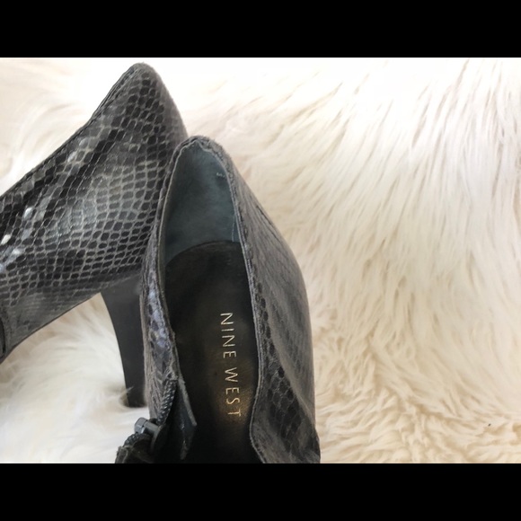Nine West Snakeskin Point Toe Bootie Size 10 - Picture 3 of 5